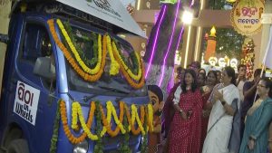 ଗାଡ଼ିରେ ମିଳୁଛି ବିଭିନ୍ନ ପିଠା
